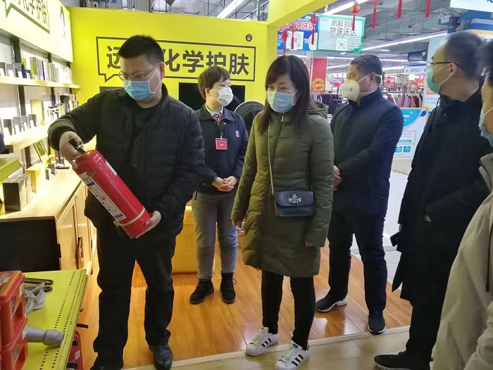 库光耀局长带队检查商场.jpg
